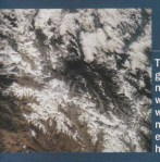 50 MILONA godina postojanja Mont Everesta Himalaje nisu ni slucajno najstarije u geoloskom smislu, one su, provjereno je, stare 50 milliona godina. Ovaj planinski masif formiran je kada se Indo-Australijska ploca sudarila sa Euroazijskom plocom, zabijajuci u nju ogromnu masu  zemlje praveci tako veliki valoviti teren. Sa 8.848 m Mont Everest je najveci vrh tog talasa.