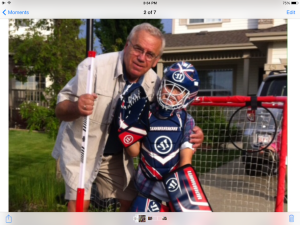 Stefan i Vlatko igraju ulicni hokej/street hockey